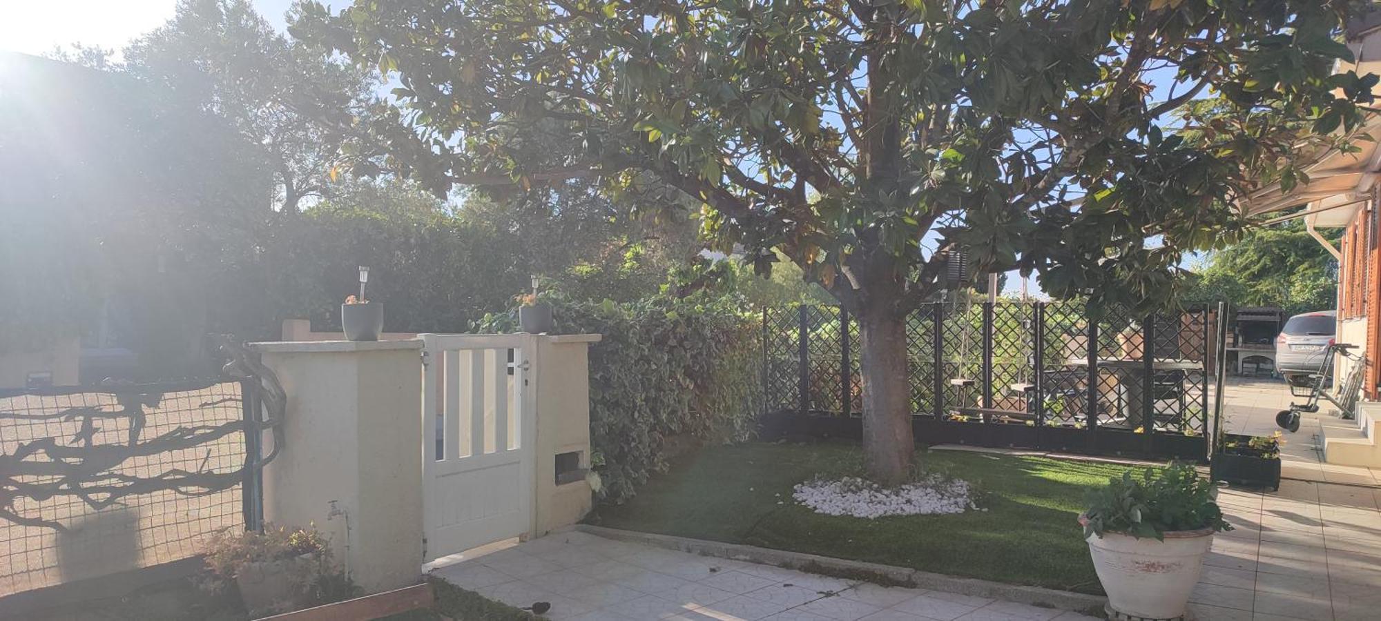 Holiday home Maison T2 Avec Petit Jardin Dans Impasse Calme